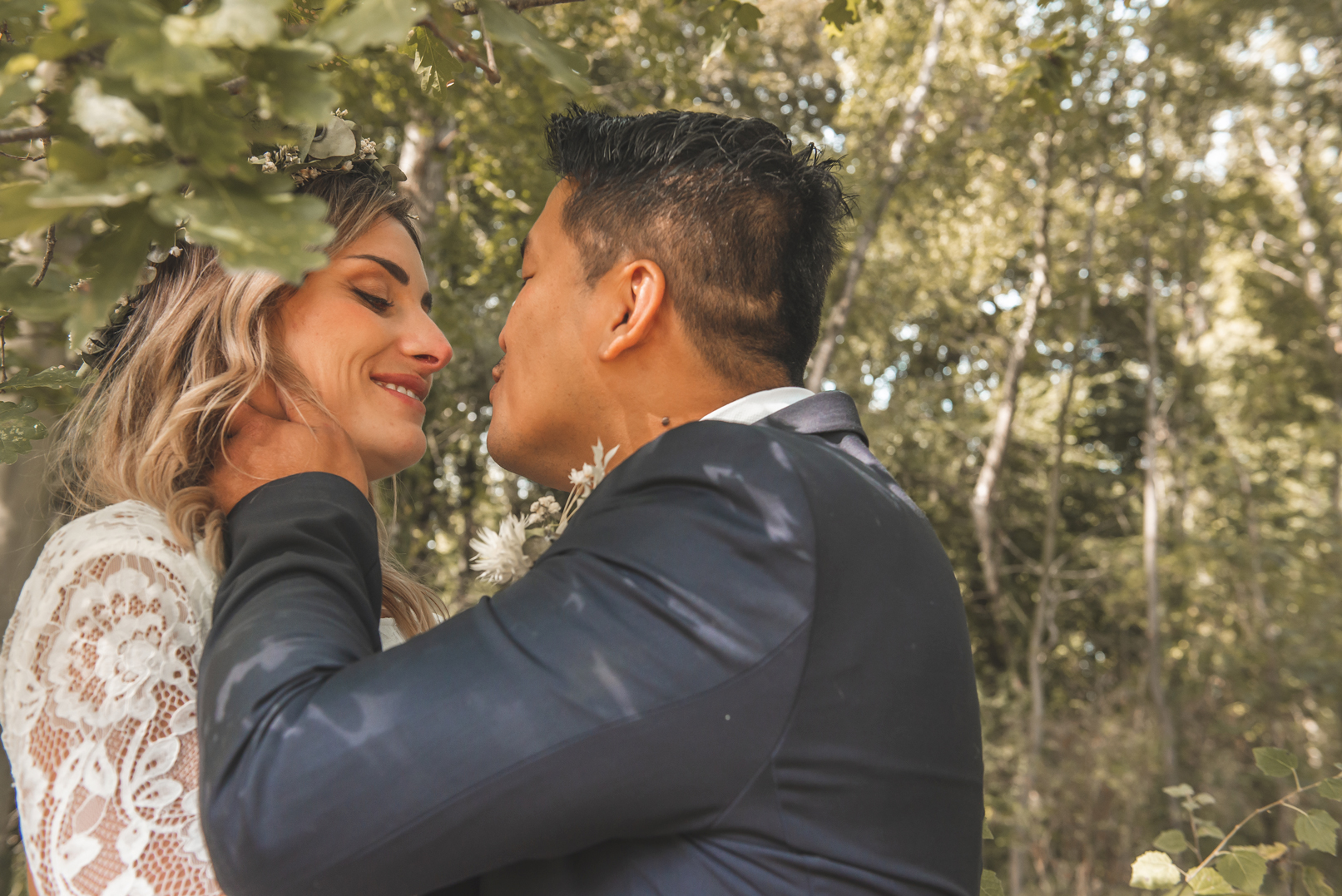 Getrouwd koppel in bos