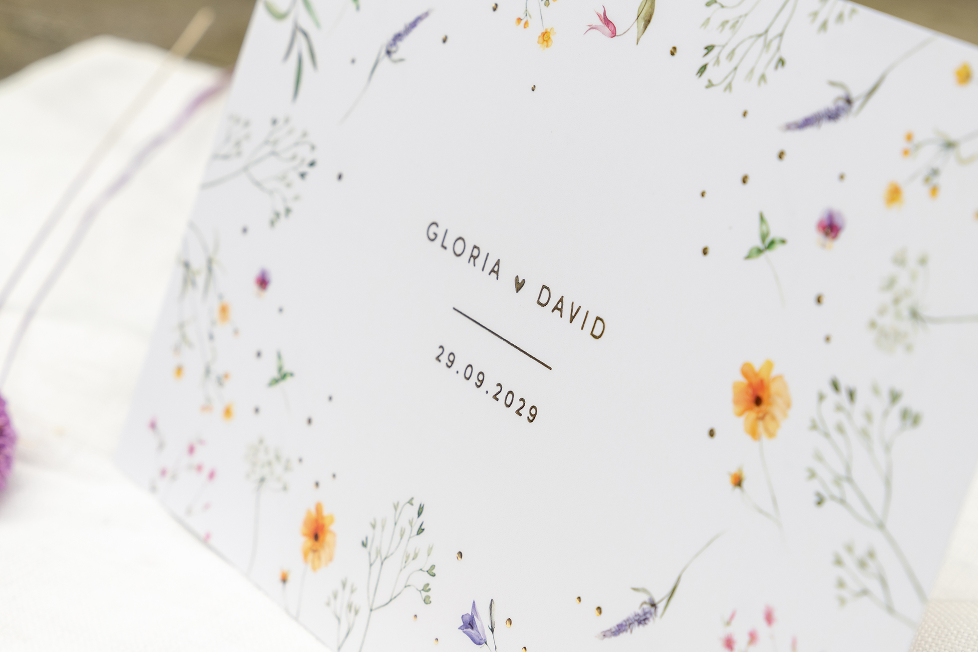 Stijlvolle trouwkaart met goudfolie en bloemen