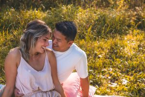 Koppel met gezellige picknick in het gras