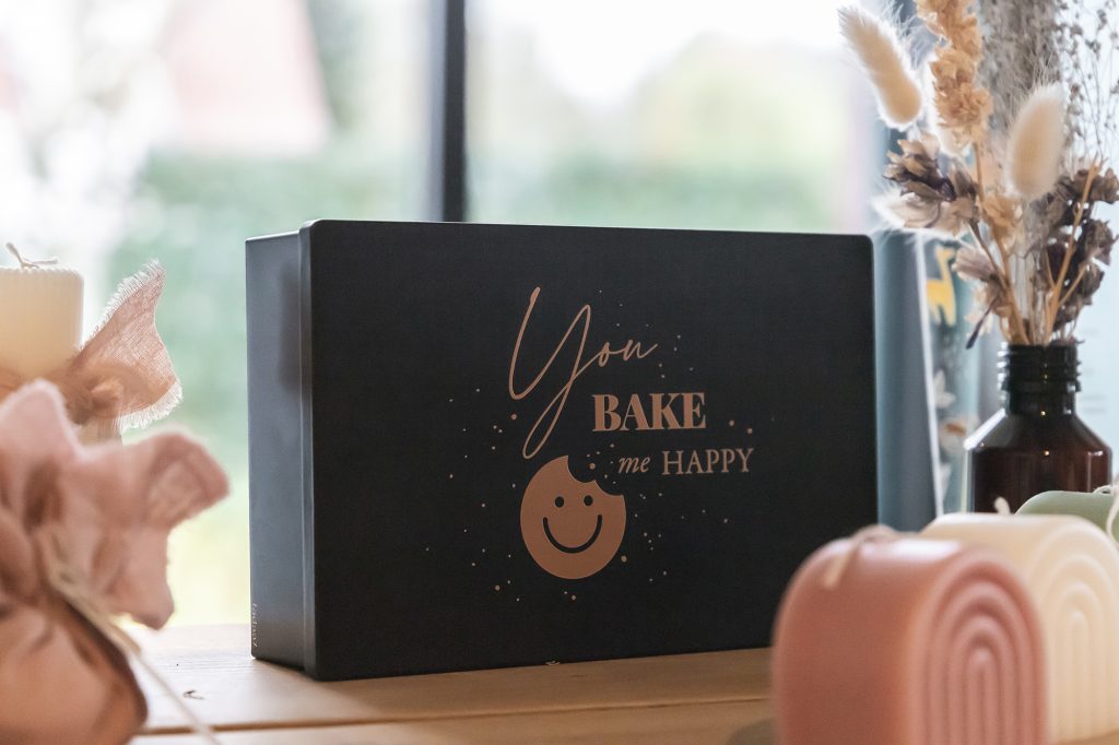 Koekentrommel zwart met tekst "You bake me happy"