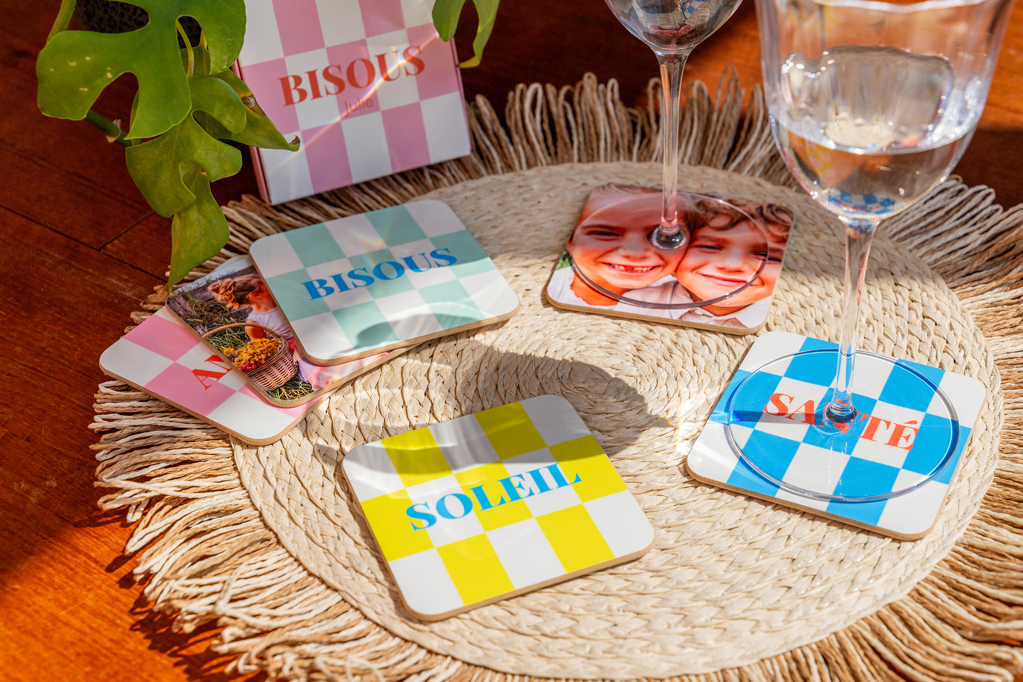 Set van gepersonaliseerde onderzetters in dolce vita stijl met foto's en tekst.