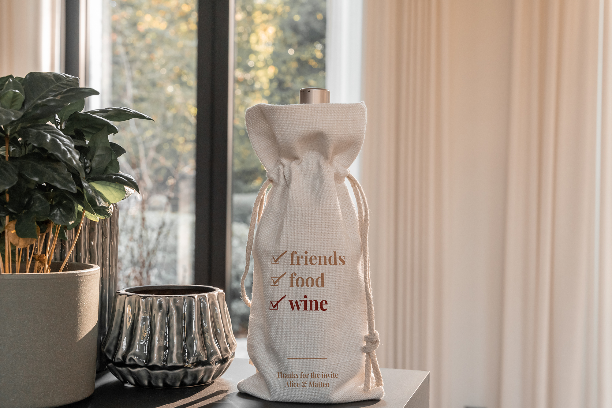 Fles wijn in bedrukt wijnzak