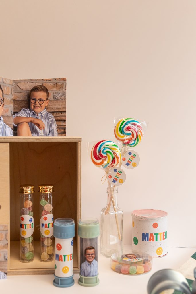 Assortiment kleurrijke communiebedankjes met emoji's 