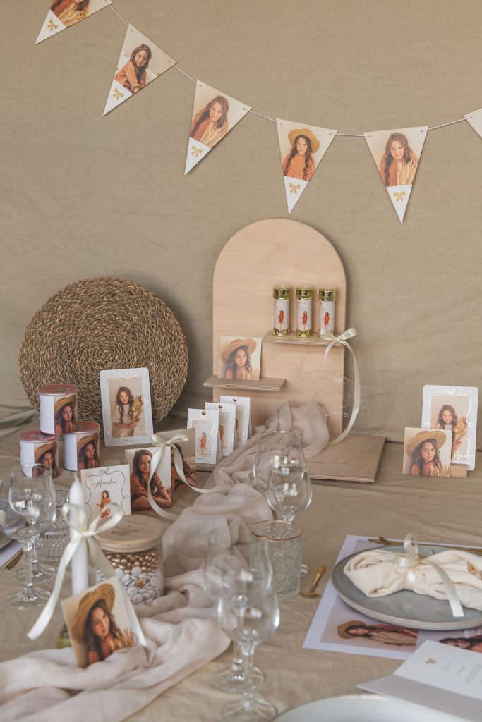 Assortiment met communiekaartjes, bedankjes en versiering met foto's en strikjes.