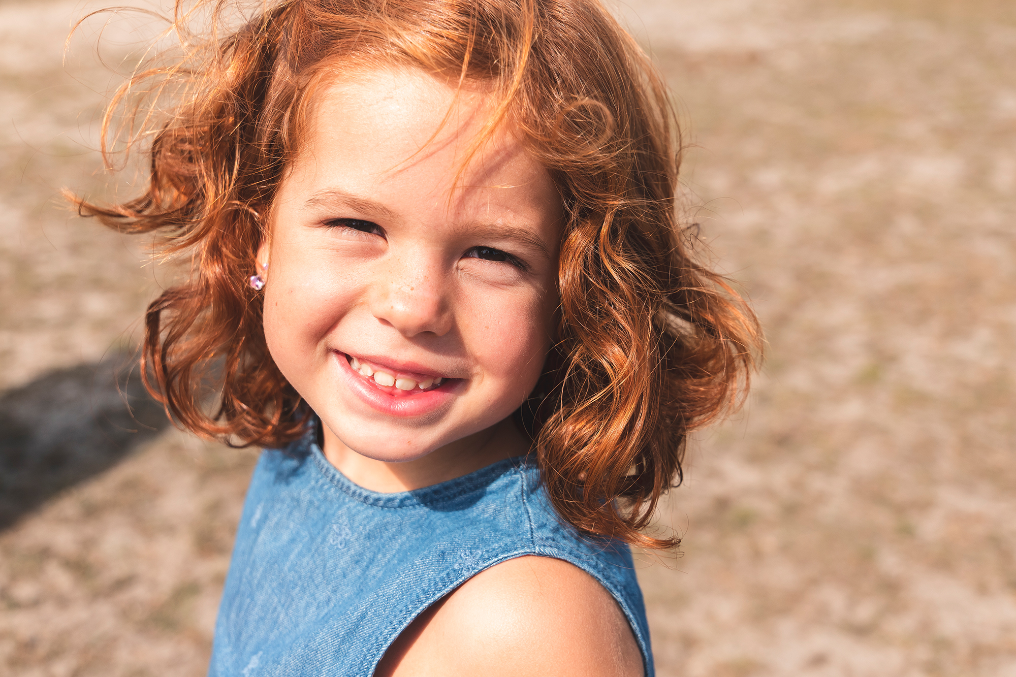 Close-up communiefoto van meisje in jeansjurk