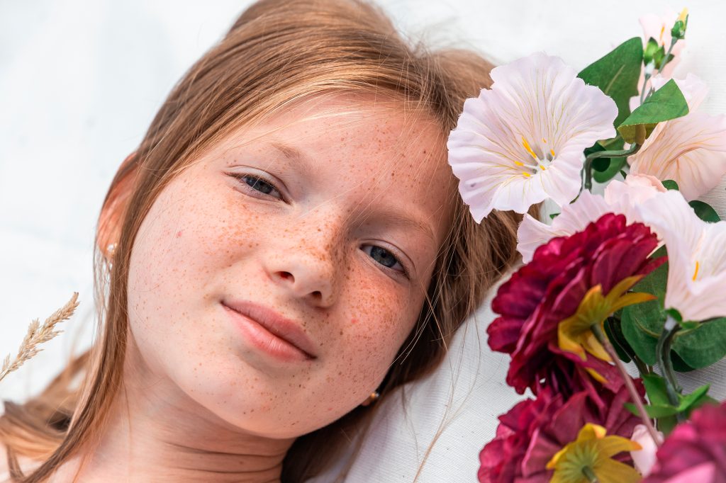 Close-up communiefoto van meisje met bloemen. 