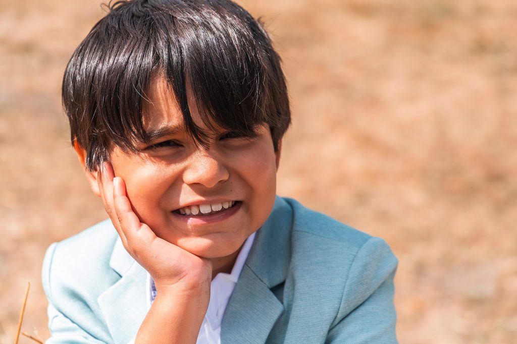 Close-up communiefoto van een jongen.