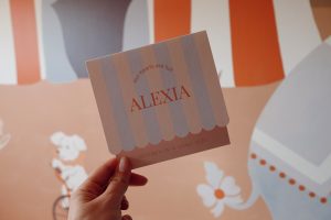 Gestreept geboortekaartje in circus thema