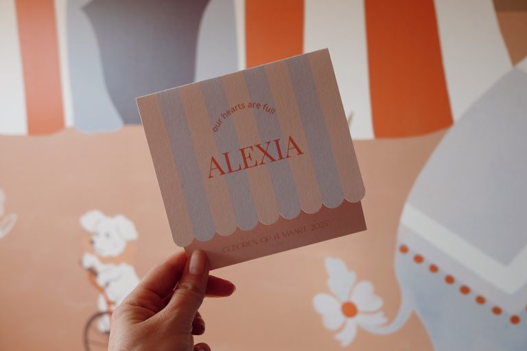 Gestreept geboortekaartje in circus thema