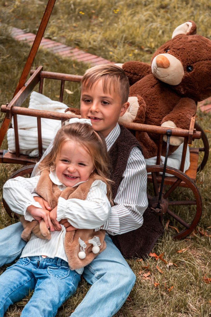 2 kinderen poseren voor een kerstfoto