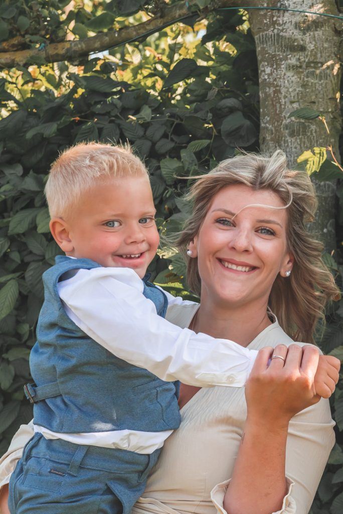 Foto van een blonde vrouw met haar zoontje