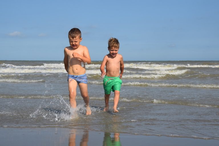 vakantiefoto's broertjes aan zee