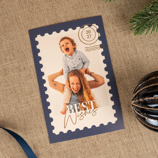 Kerstkaart in postzegeldesign met foto en goudfolie